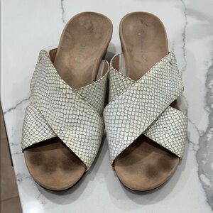 Vionic Cream Snake Print Mules size 8.5